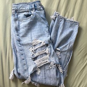 Light Wash American Eagle Mom Jeans